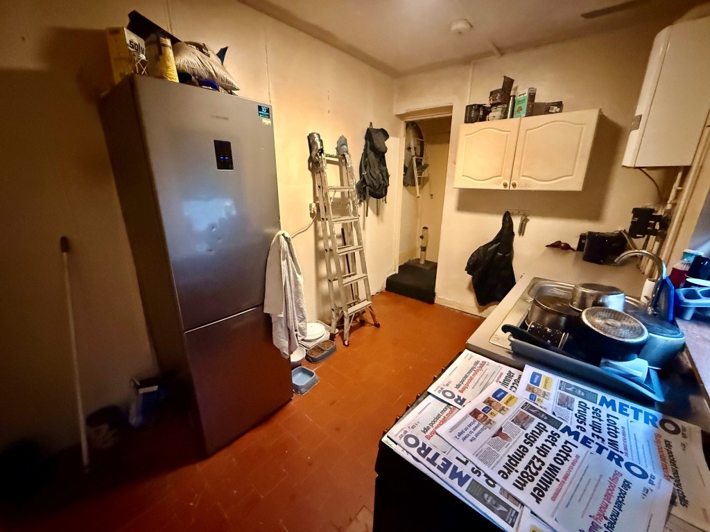 Lot: 136 - FREEHOLD BLOCK OF FLATS FOR INVESTMENT - Ground floor kitchen